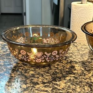 Set of three glass bowls. Vintage pyrex bowls.